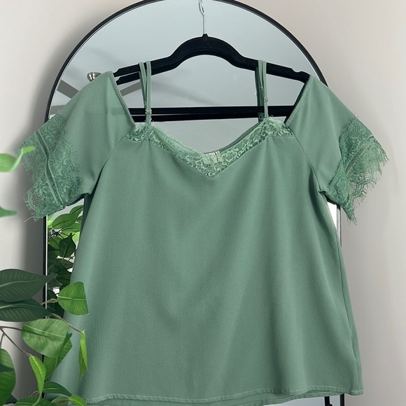 💛 Paper Crane Mint Green/ Sage Green Cold-Shoulder Top with Lace detail size L - Picture 1 of 6